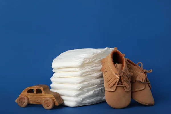 Fraldas Acessórios Para Bebês Carro Brinquedo Fundo Azul — Fotografia de Stock