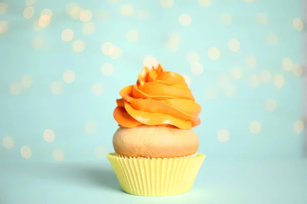 Mooie Cupcake Lichtblauwe Achtergrond Met Wazig Licht Verjaardagscadeau — Stockfoto