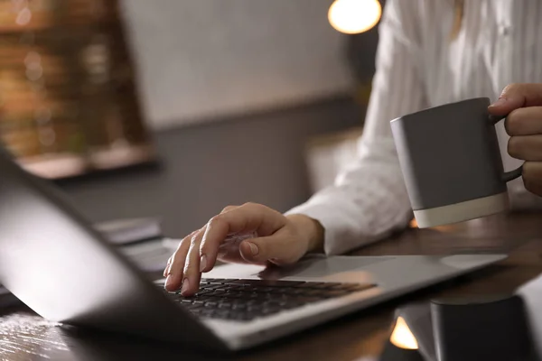 Vrouw Werkt Met Laptop Kantoor Close Van Handen — Stockfoto