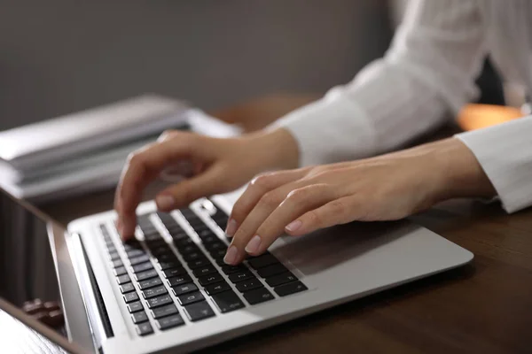 Wanita Yang Bekerja Dengan Laptop Kantor Menutup Tangan — Stok Foto