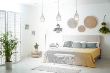 Büyük rahat yataklı şık bir oda. Resimli iç tasarım