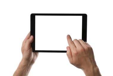 Beyaz arkaplanda boş ekranlı tablet bilgisayar kullanan bir adam, yakın plan. Modern aygıt