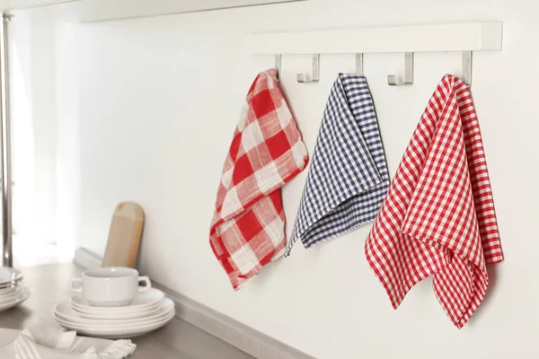 室内挂在钩子架上的不同厨房毛巾 — 图库照片