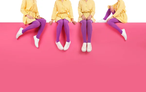 Las Mujeres Que Usan Medias Violetas Zapatos Elegantes Sentados Fondo — Foto de Stock