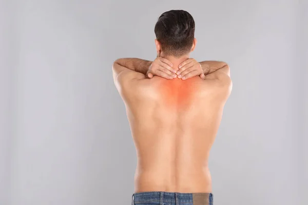 Hombre Que Sufre Dolor Cuello Sobre Fondo Gris Claro —  Fotos de Stock