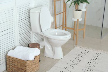Modern banyo içinde şık bir klozet.