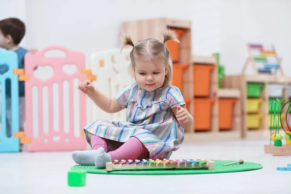 Niedliches Kleines Kind Spielt Mit Xylophon Auf Dem Boden — Stockfoto