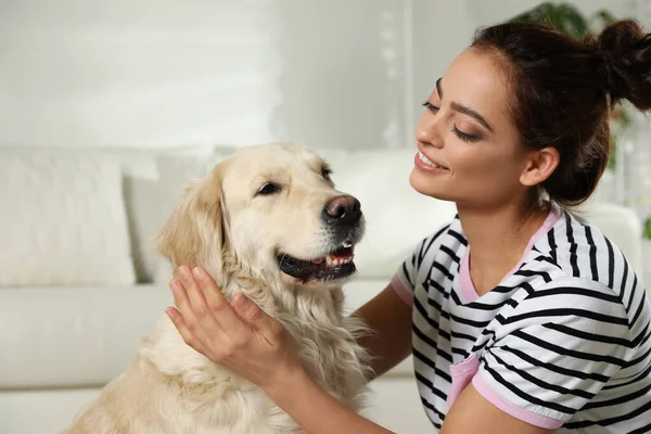 Jonge Vrouw Haar Golden Retriever Thuis Schattig Huisdier — Stockfoto