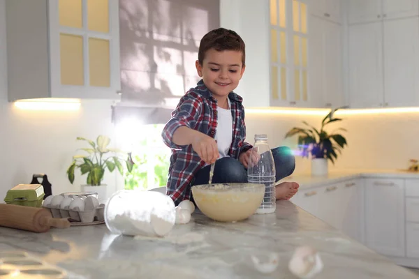 Söt Liten Pojke Matlagning Deg Bordet Köket — Stockfoto
