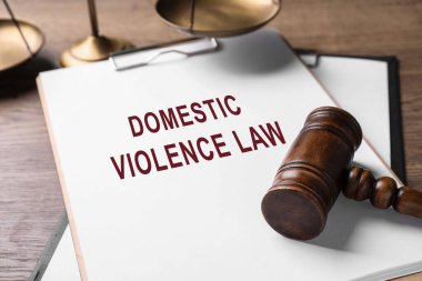 Tahtada DOMESTIC VİYAZİK LAW ve tahta masanın üzerindeki tokmak yazıları