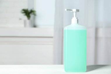 İçerideki masada antiseptik jel bulunan şeker şişesi. Metin için boşluk