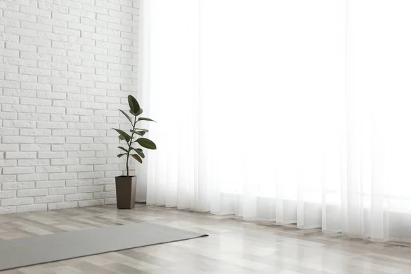 Tapis Yoga Gris Déroulé Sur Sol Dans Chambre Espace Pour — Photo