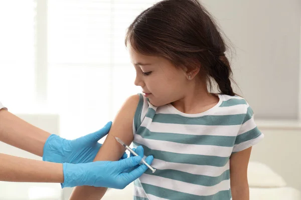 Médico Vacunando Niño Pequeño Una Clínica Moderna — Foto de Stock