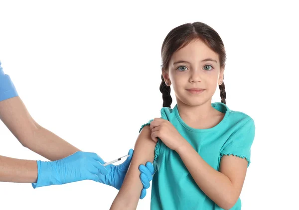 Médico Vacunando Niño Pequeño Sobre Fondo Blanco — Foto de Stock