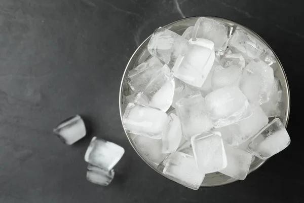 Cubo Metal Con Cubitos Hielo Sobre Fondo Gris Plano —  Fotos de Stock