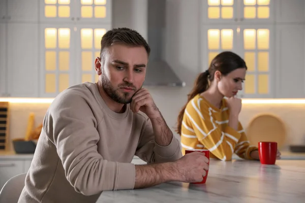 Jong Stel Ruziënd Thuis Jaloezie Relatie — Stockfoto