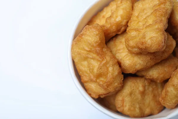 Emmer Met Lekkere Kipnuggets Witte Achtergrond Bovenaanzicht — Stockfoto