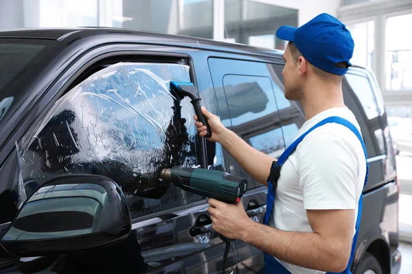 Worker Tinting Car Window Foil Workshop — Stock Photo, Image