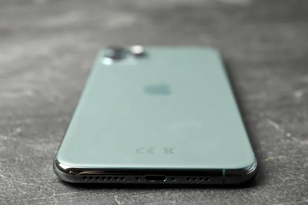 Mykolaiv Ukraine นาคม 2020 Iphone Pro Midnight Green บนพ นหล — ภาพถ่ายสต็อก