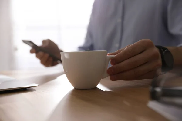 Hombre Con Taza Café Mesa Interior Primer Plano —  Fotos de Stock