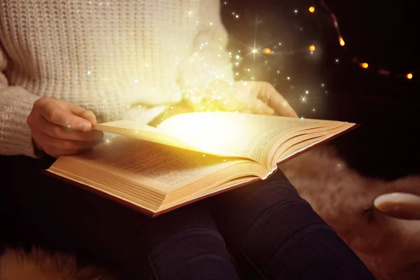 Vrouw Die Glimmend Magisch Boek Leest Close View — Stockfoto