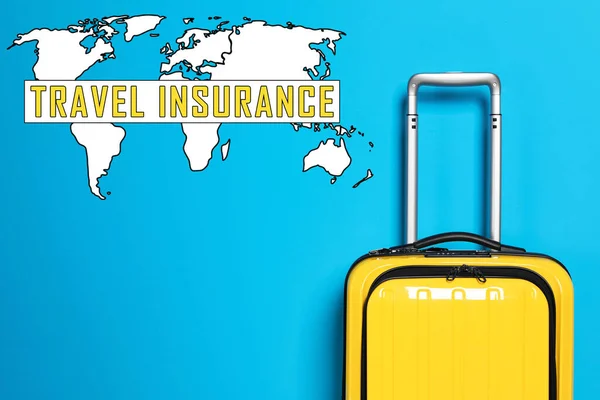 Желтый Чемодан Фраза Travel Insurance Синем Фоне — стоковое фото