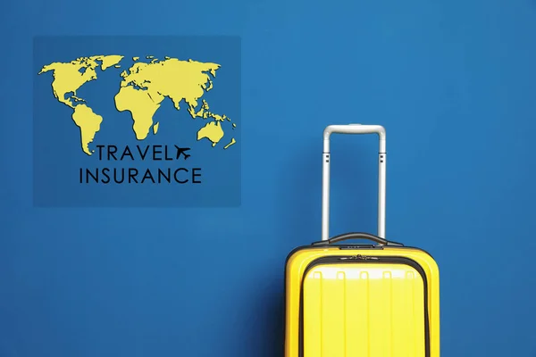 Żółta Walizka Zwrot Travel Insurance Niebieskim Tle — Zdjęcie stockowe