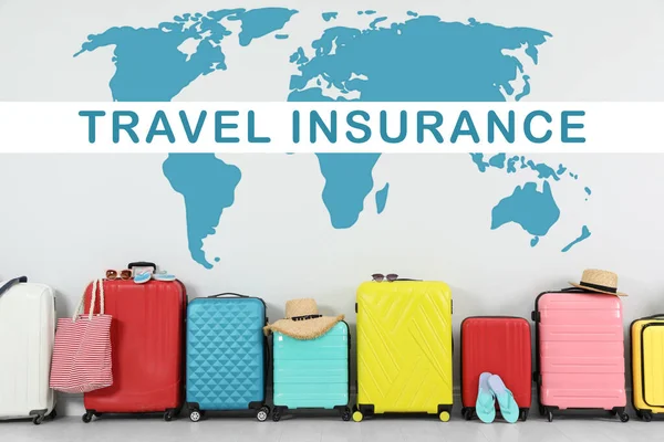 Kolorowe Walizki Zwrot Travel Insurance Jasnym Tle — Zdjęcie stockowe