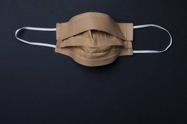 Siyah arka planda ev yapımı koruyucu maske, metin için yeri olan üst görünüm. Dikiş fikri