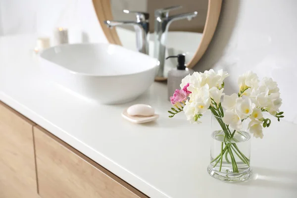 Bellissimo Bouquet Con Fiori Fresia Primaverili Bagno Spazio Testo — Foto Stock