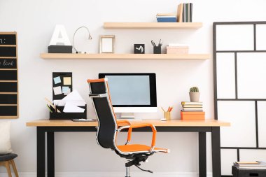Ofisin içindeki modern bilgisayar. Şık bir iş yeri