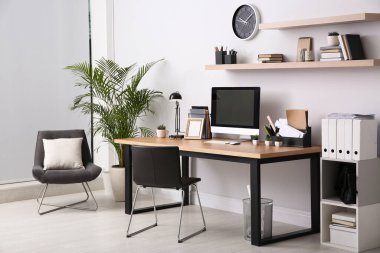 Ofisin içindeki modern bilgisayar. Şık bir iş yeri