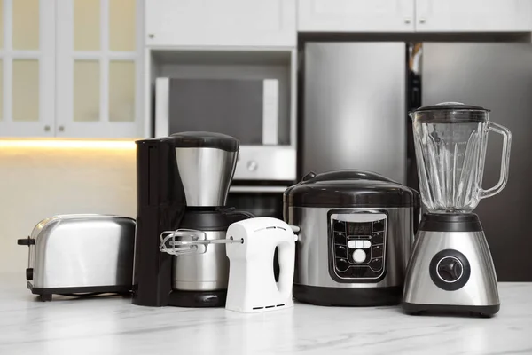 Set Moderner Haushaltsgeräte Auf Weißem Marmortisch Der Küche — Stockfoto