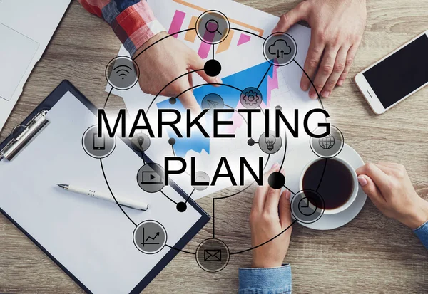 Digitaal Marketingplan Werknemers Aan Tafel Bovenaanzicht — Stockfoto