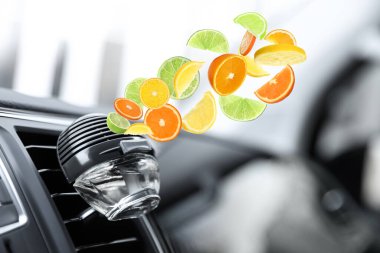 Araba havalandırmasına hava temizleme klipsi takılmış. Citrusy aroması