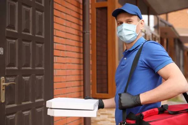 Mensajero Máscara Protectora Guantes Con Cajas Pizza Cerca Entrada Casa — Foto de Stock