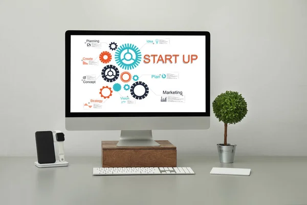 Startup Affärsidé Dator Med Illustration Digital Marknadsföring Plan Kontoret — Stockfoto