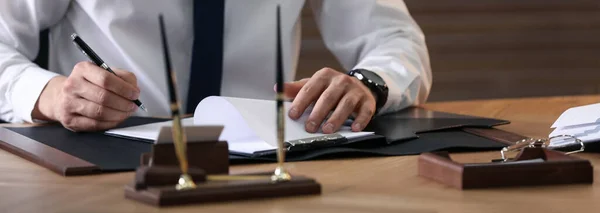 男性公证人在办公室的桌子前工作 特写镜头 条幅设计 — 图库照片