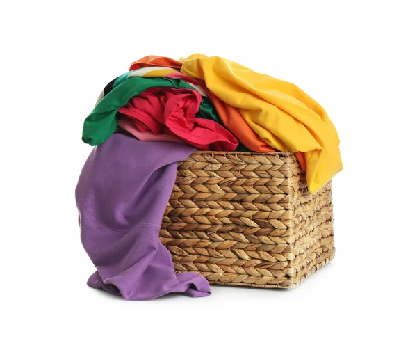 Weidenwäschekorb Mit Verschiedenen Kleidungsstücken Isoliert Auf Weiß — Stockfoto