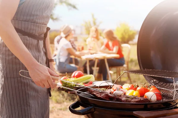 Férfi Főzés Hús Zöldségfélék Grill Szabadban Közelkép — Stock Fotó