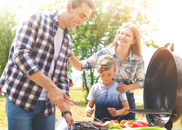 Lykkelig Familie Med Grill Med Moderne Grill Udendørs Solrig Dag - Stock-foto