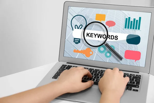 Woman Laptop Searching Keywords Table Closeup — Stock Photo, Image