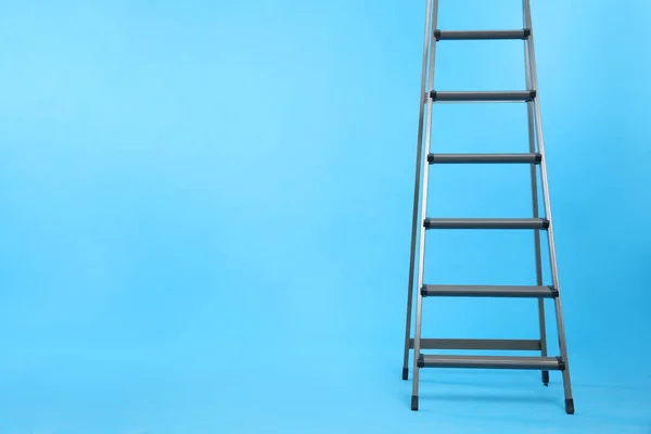 Escalier Métal Sur Fond Bleu Clair Espace Pour Texte — Photo