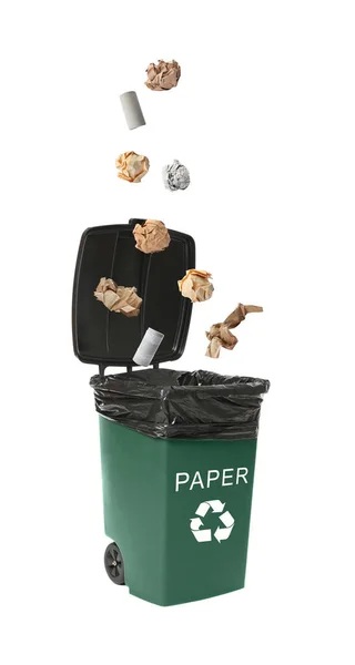 Διαφορετικά Σκουπίδια Που Πέφτουν Σκουπιδοτενεκέδες Διαχείριση Και Ανακύκλωση Αποβλήτων — Φωτογραφία Αρχείου