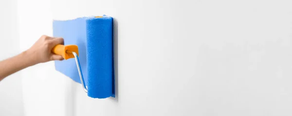 Professionelle Dekorateur Malerei Weiße Wand Mit Blauem Farbstoff Raum Für — Stockfoto