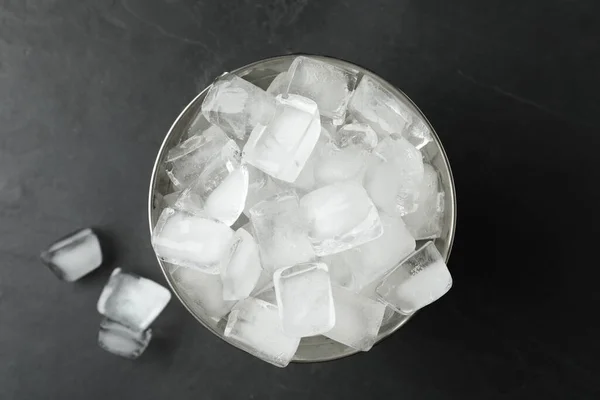 Cubo Metal Con Cubitos Hielo Sobre Fondo Gris Plano —  Fotos de Stock