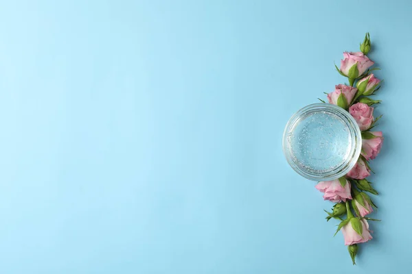 明るい青の背景に化粧ジェルと美しい花とフラットレイアウト組成 テキストのスペース — ストック写真