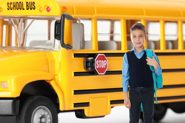 Rapaz Com Mochila Perto Autocarro Escolar Amarelo Transporte Para Estudantes — Fotografia de Stock