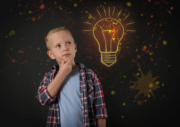 電球のイラストと暗い背景に思慮深い小さな男の子 アイデア生成 — ストック写真