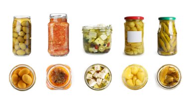 Beyaz arka planda turşulu sebze turşusu ve beyaz peynirli kavanozlar. Pankart tasarımı